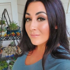 Meet your Posher, Holly